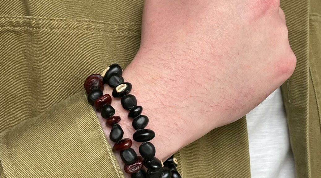 Bracelets en graines de haricots sauvages