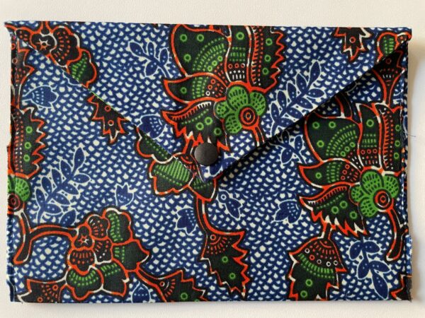 Pochette en wax bleu, rouge, vert